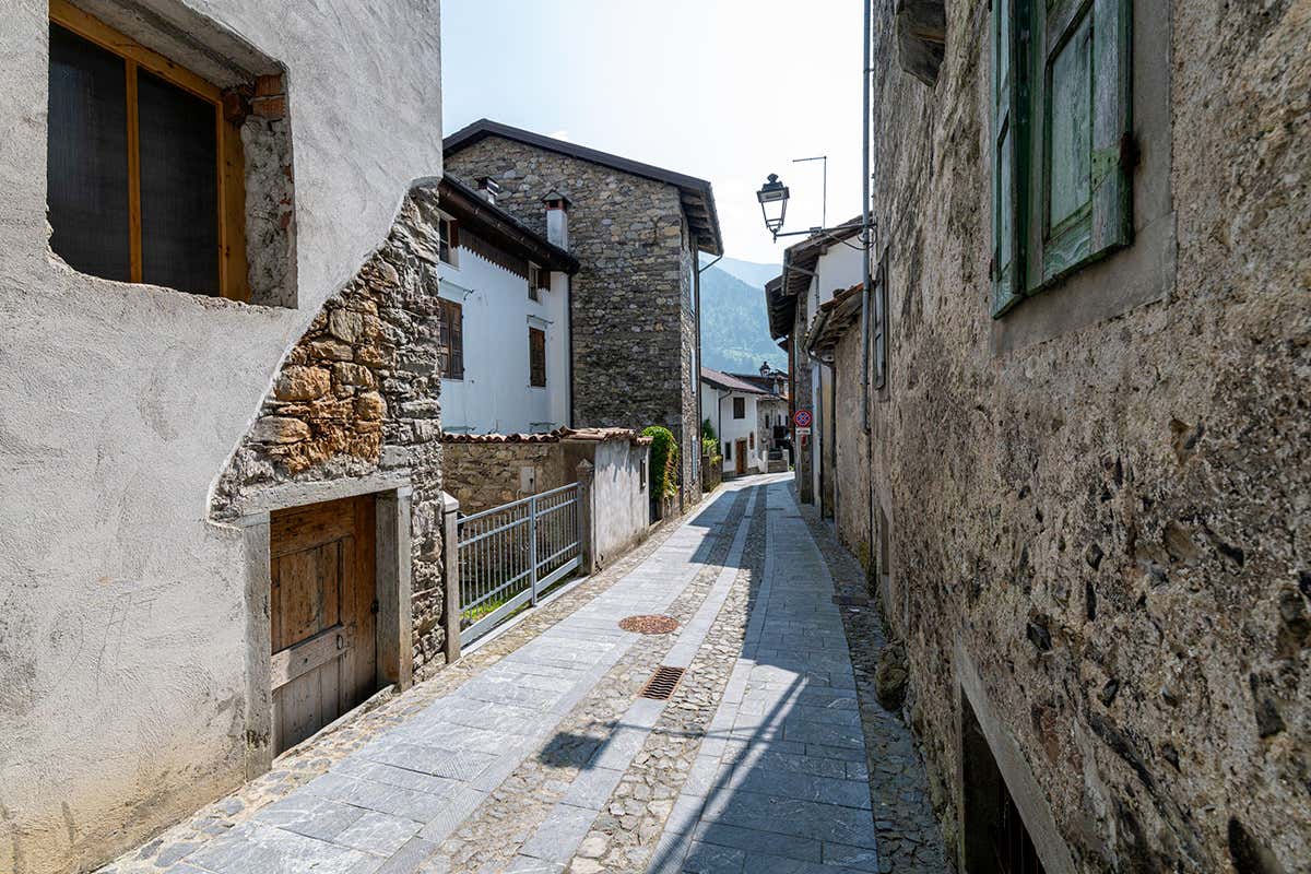 In Carnia, il borgo che racconta le tradizioni di un popolo attraverso il legno