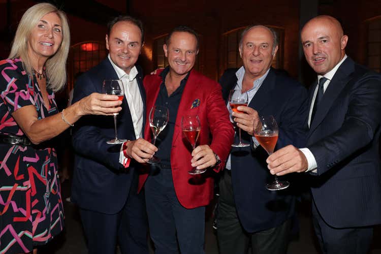 Gabriella Perino, Matteo Lunelli, Francesco Cerea, Gerry Scotti e Gianluigi Nuzzi (Svelato il nuovo Ferrari Maximum Grande festa all&rsquo;Area 56 di Milano)
