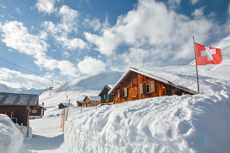Nessun protocollo per entrare in Svizzera a sciare - Svizzera quasi negazionista: «Nessun focolaio, venite a sciare»