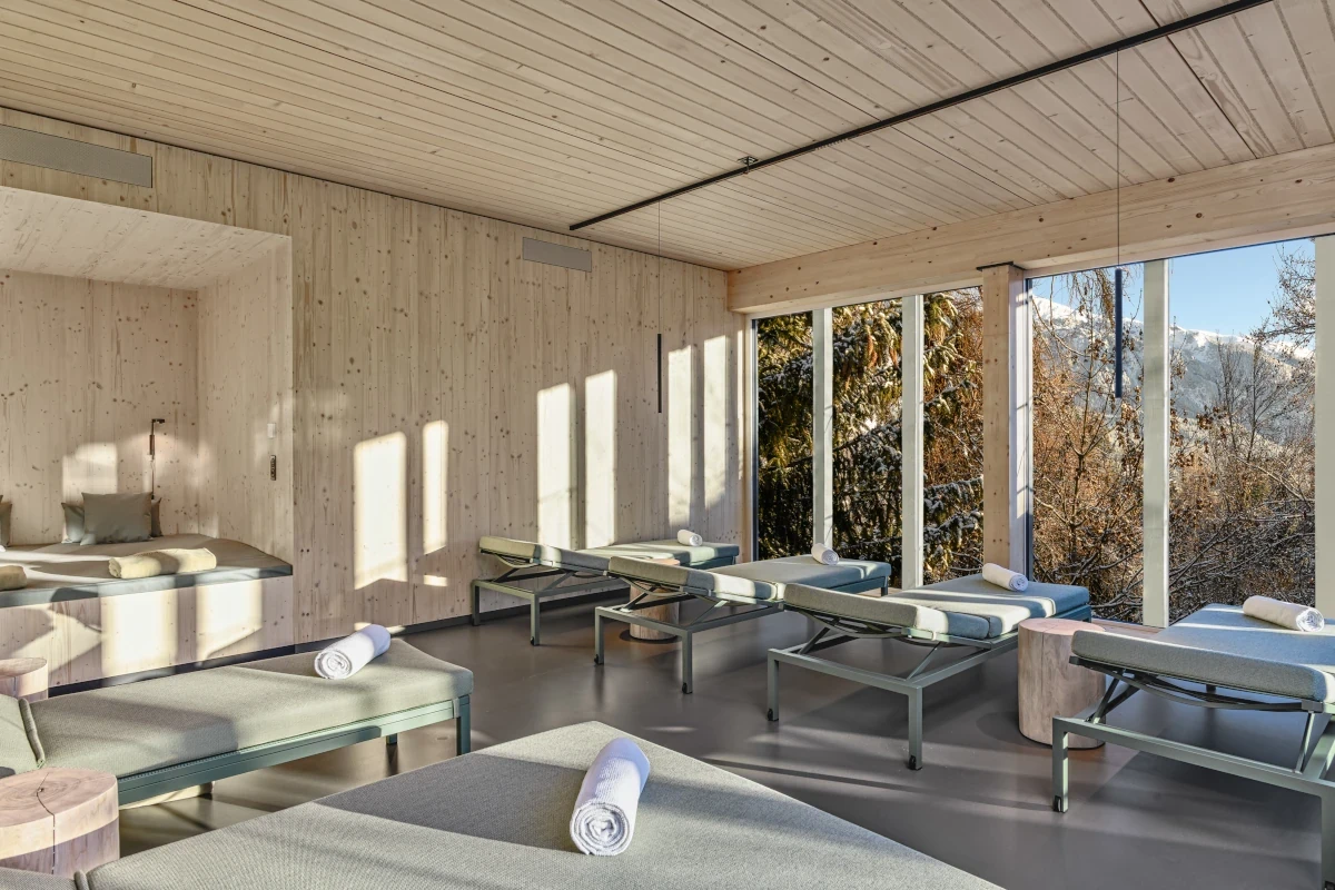 Area lettini nella forest spa dello Schweizerhof Flims Nuovo benessere nella forest spa dello Schweizerhof Flims Romantik Hotel