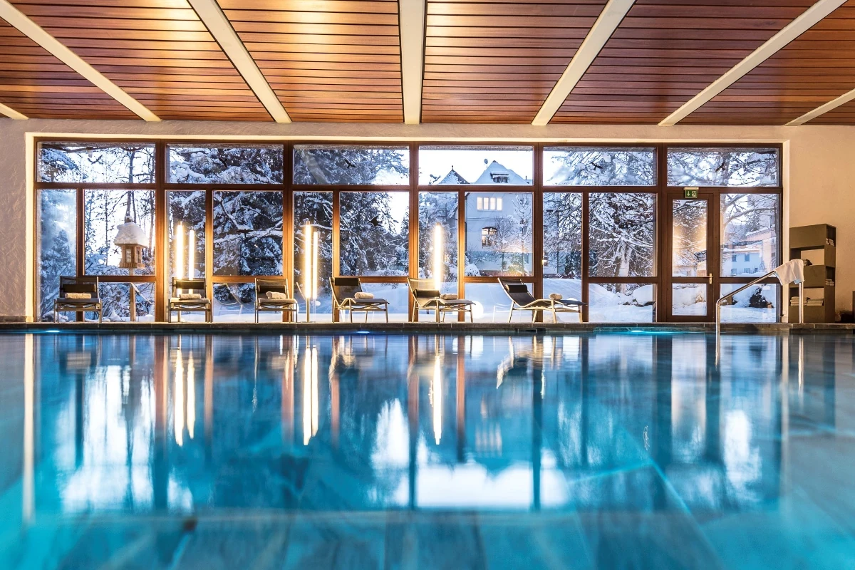 La piscina interna dello Schweizerhof Flims, Romantik Hotel Nuovo benessere nella forest spa dello Schweizerhof Flims Romantik Hotel