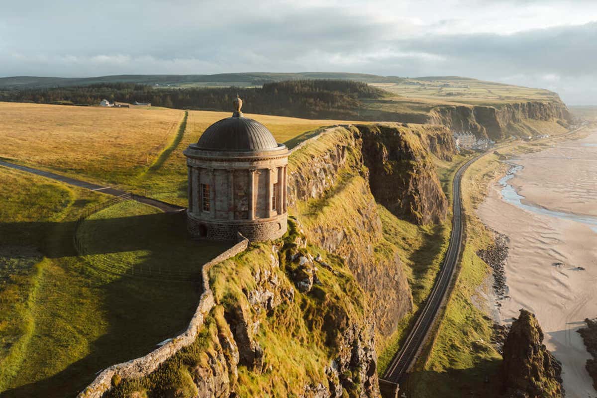 Il Mussenden Temple, ispirato al Tempio di Vesta di Roma, domina la scogliera di Downhill