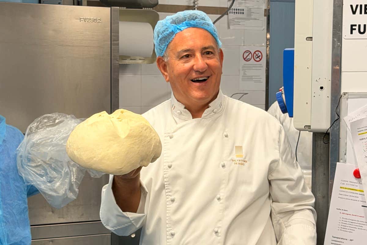Il maestro pasticcere Sal De Riso nel suo laboratorio