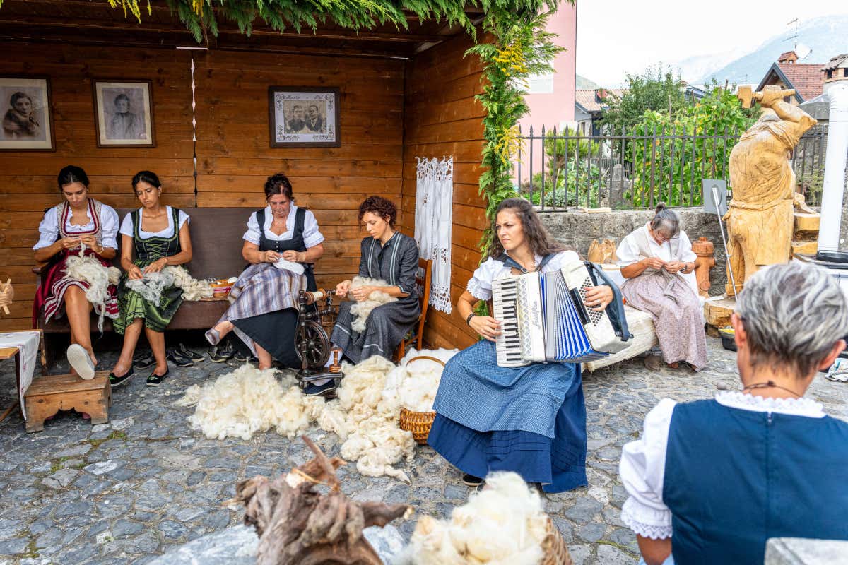Magia del Legno a Sutrio: arte, presepi e sapori della Carnia