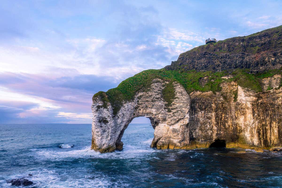 La The Wishing Arch, lungo la Causeway Coastal Route, offre uno dei punti panoramici più suggestivi della costa