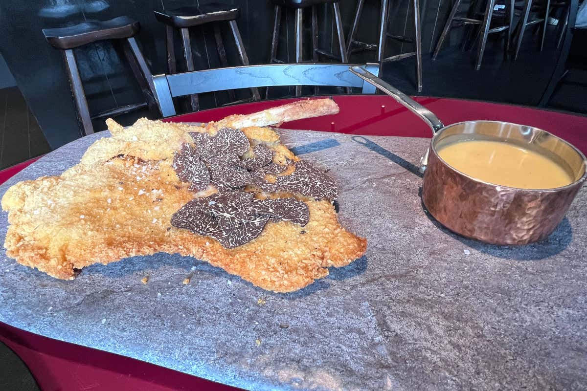 Seventyfive Costez: la cotoletta con fonduta di stiller e tartufo nero