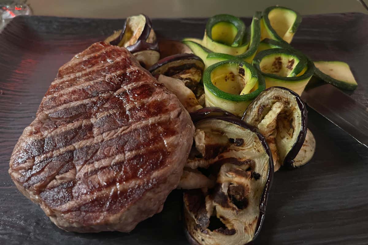 AmaMi guarda al cuore delle cose, tra pizza senza lievito e piatti regionali