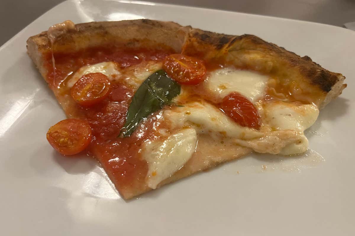 Il pizzaiolo da 40 anni e l'impasto di famiglia: la ricetta del tempo secondo La Baia