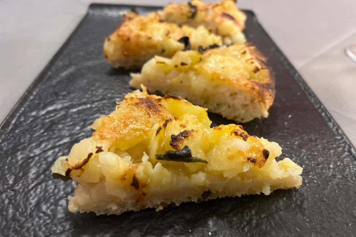 Il pizzaiolo da 40 anni e l'impasto di famiglia: la ricetta del tempo secondo La Baia