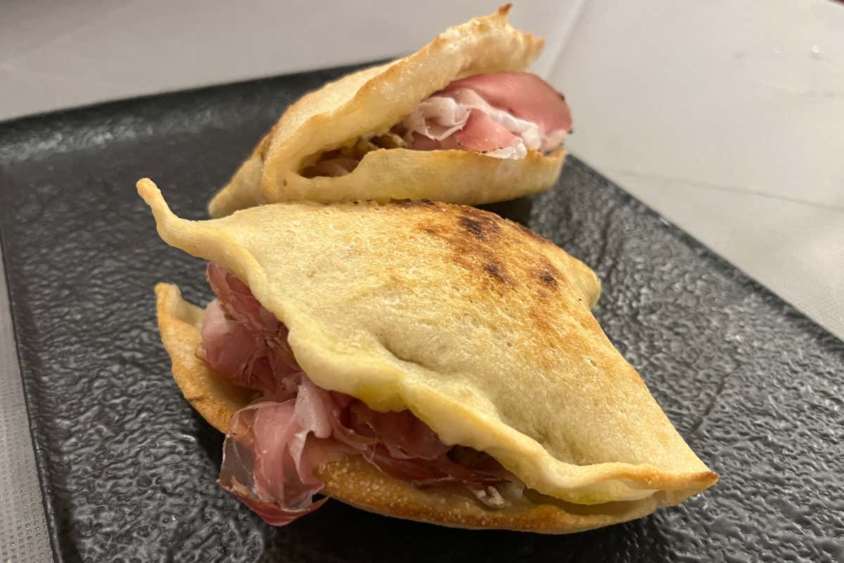 Il pizzaiolo da 40 anni e l'impasto di famiglia: la ricetta del tempo secondo La Baia