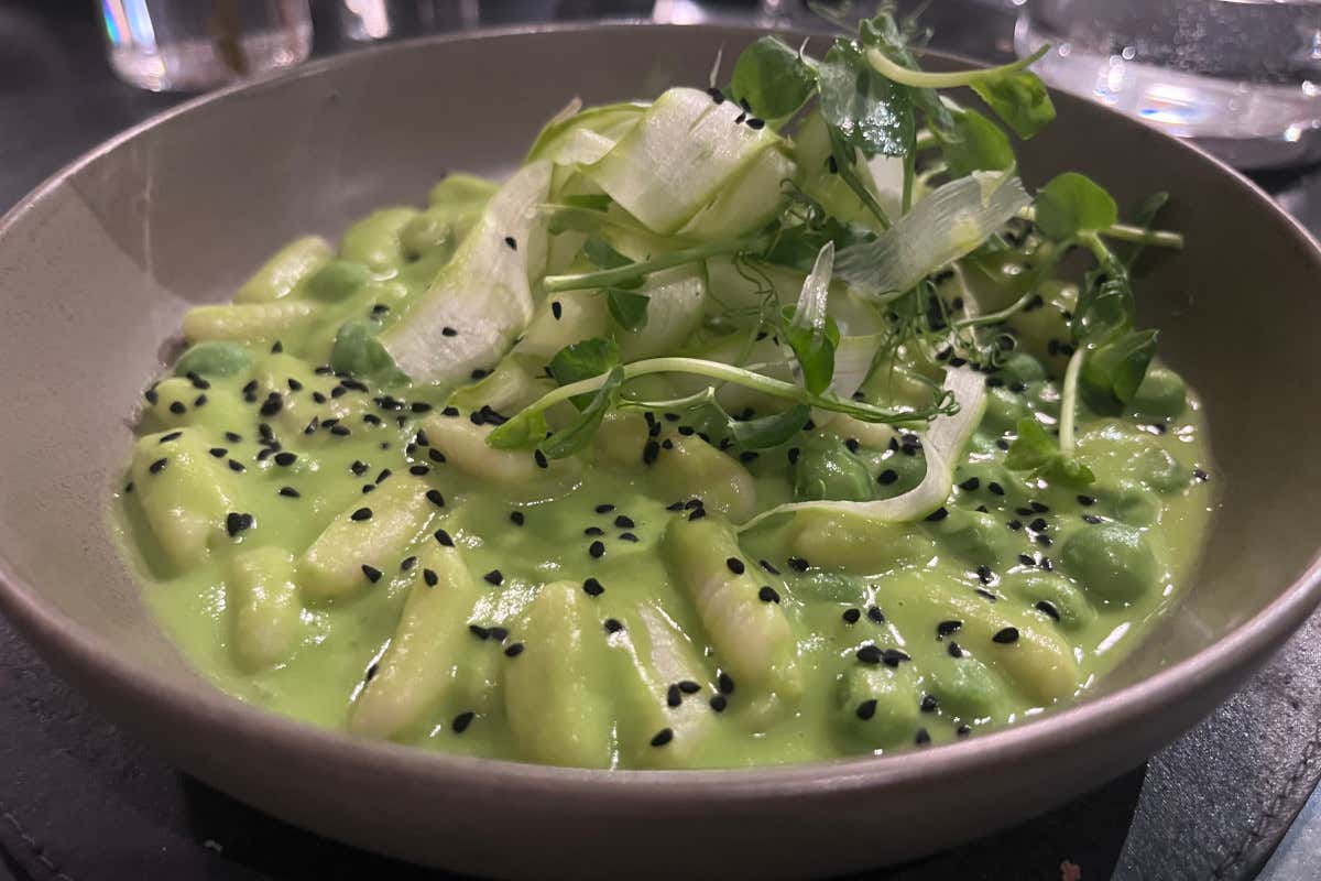 Cavatelli a marchio Kamut® con piselli freschi, nigella e limoni sotto sale