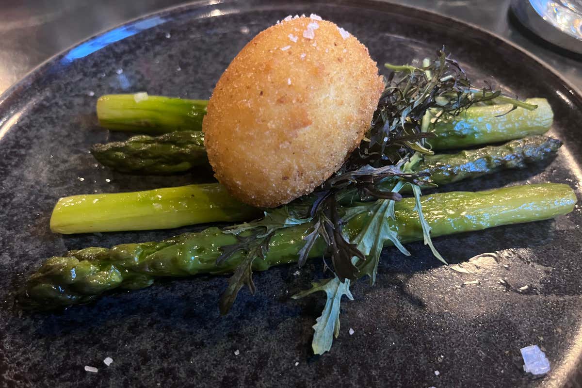 Asparagi al burro e camomilla e uovo alla milanese