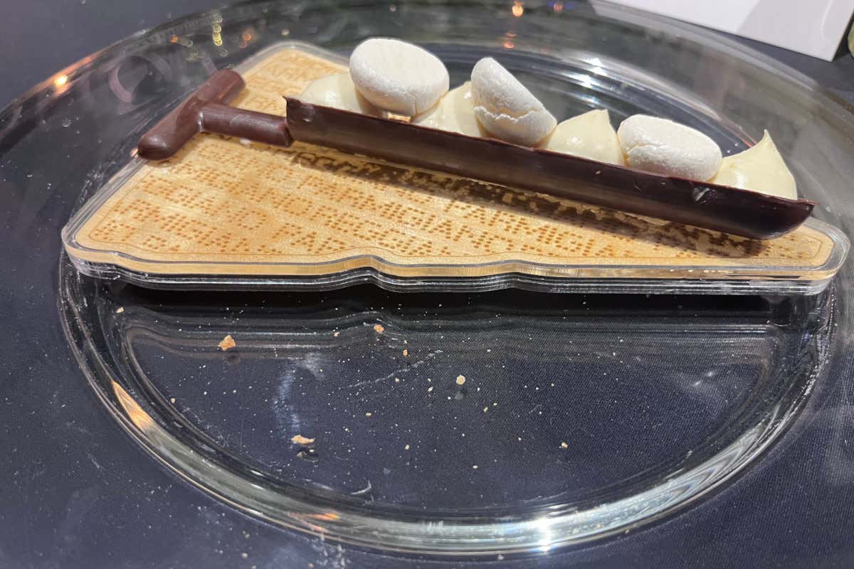 Martelletto da battitura in cioccolato fondente, con fiori d’arancio, mandorla e nocciola