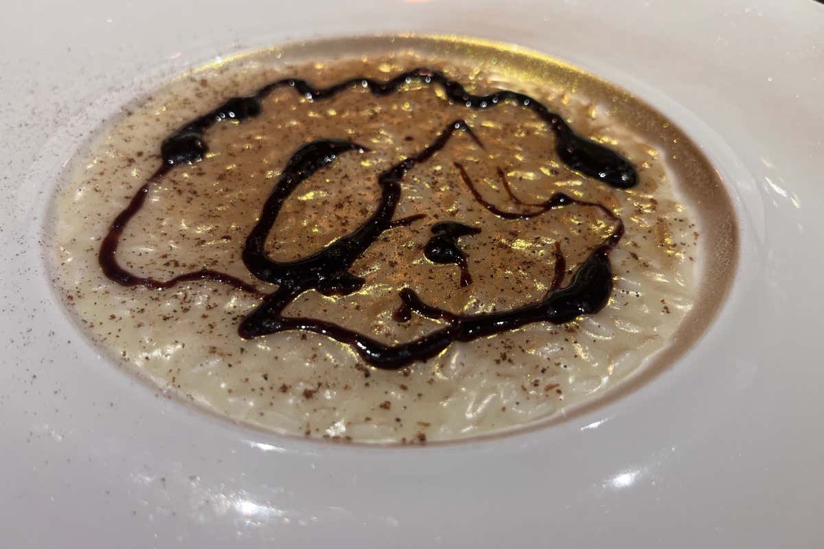 Risotto dorato al Parmigiano Reggiano 72 mesi con polvere di anice stellato e black lime, riduzione di Aceto Balsamico tradizionale di Modena, more e agrumi