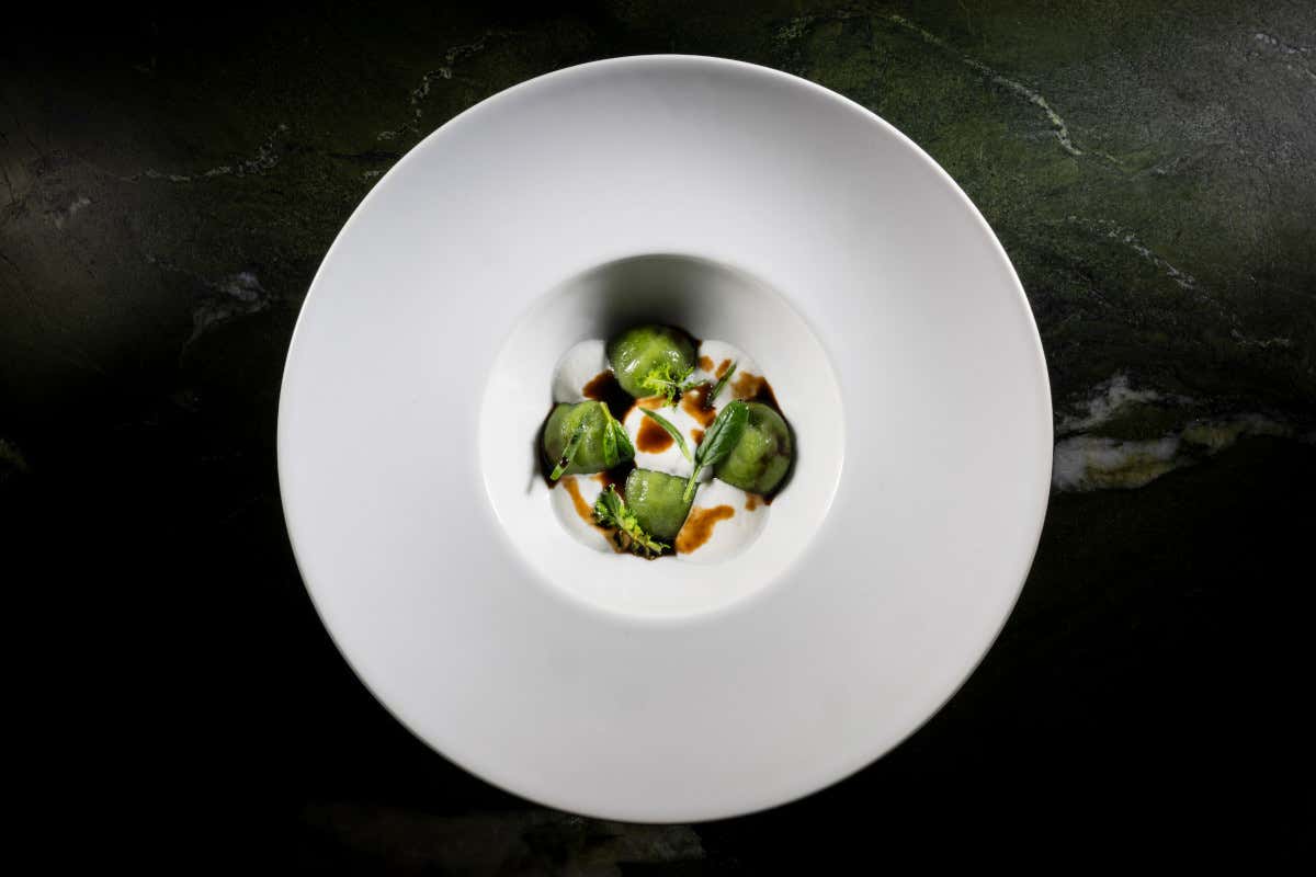 Il ristorante cult di Milano che celebra il vino e l’arte dell’accoglienza