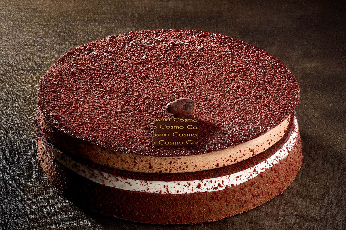 La Torta ai tre cioccolati è ancora oggi tra i dolci più amati: la rivisitazione di Roberto Cosmo La Torta ai tre cioccolati è ancora oggi tra i dolci più amati: la rivisitazione di Roberto Cosmo