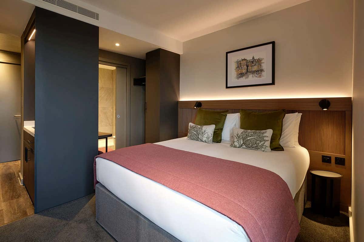 Linee pulite e design moderno in una delle camere del The Resident Edinburgh, il boutique hotel dall'anima green nel cuore della città