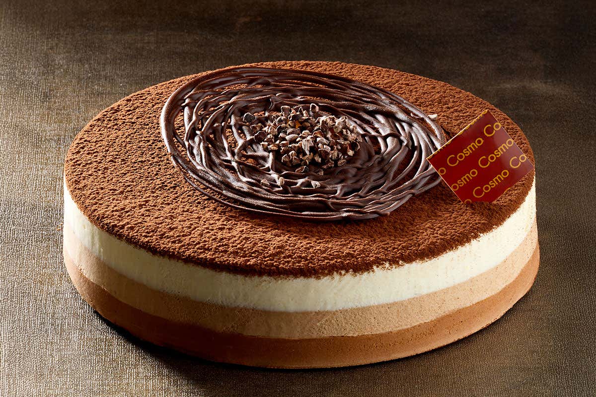 La Torta ai tre cioccolati è ancora oggi tra i dolci più amati: la rivisitazione di Roberto Cosmo La Torta ai tre cioccolati è ancora oggi tra i dolci più amati: la rivisitazione di Roberto Cosmo