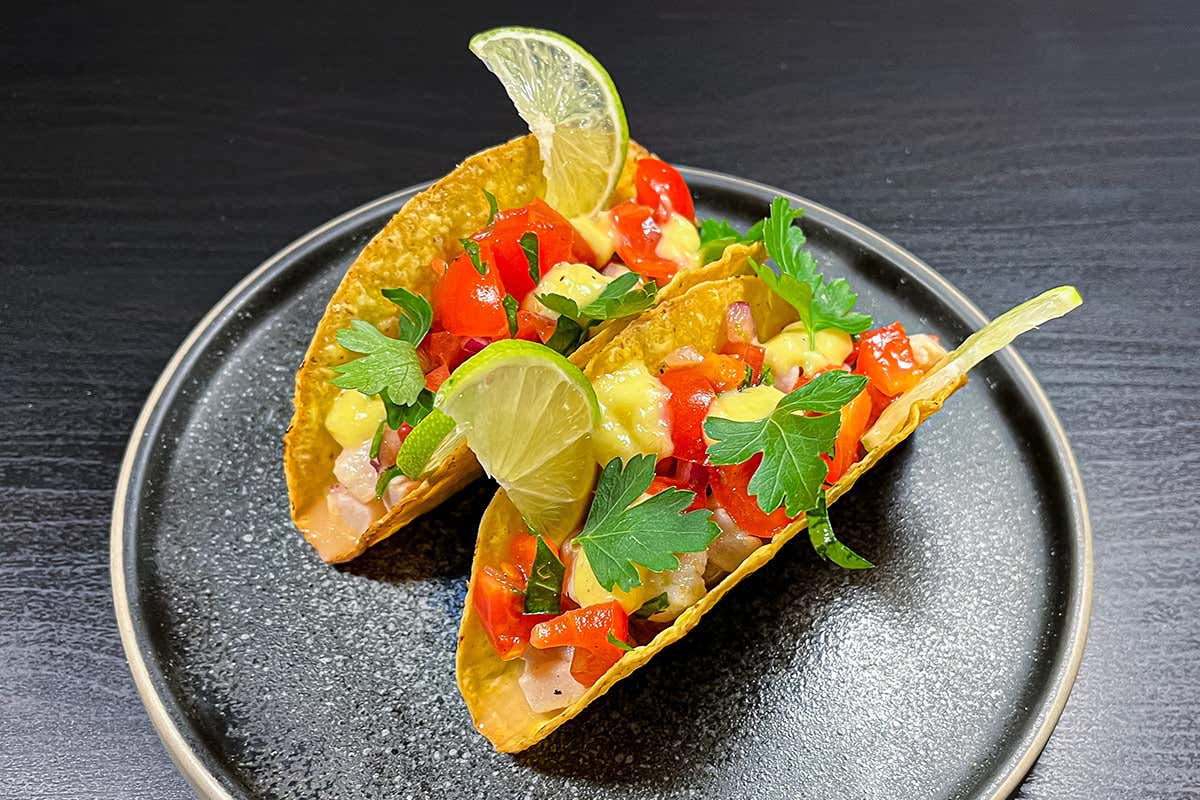 Taco con ceviche di pesce spada, pico de gallo e chutney di mango Taco con ceviche di pesce spada Taco con ceviche di pesce spada, pico de gallo e chutney di mango Taco con ceviche di pesce spada