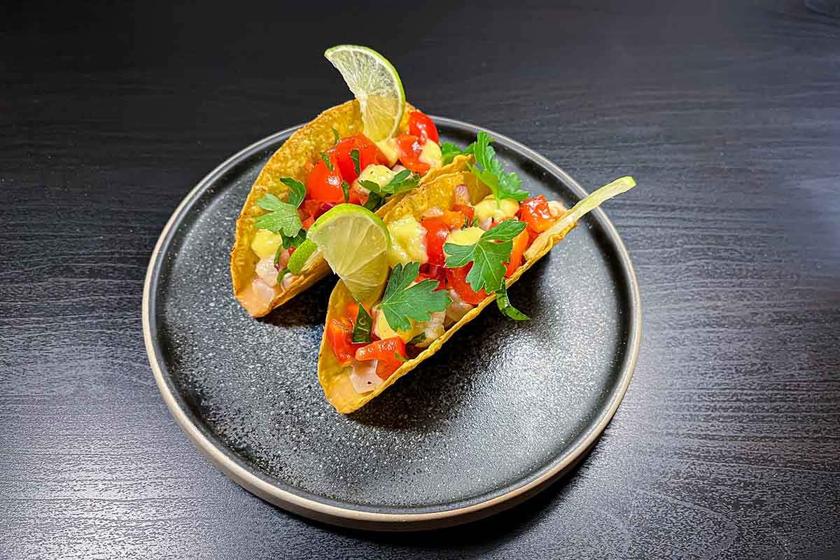 Taco con ceviche di pesce spada, pico de gallo e chutney di mango 