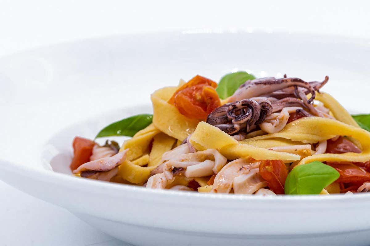 Tagliatelle di cece con calamari e pomodorini Tagliatelle di cece con calamari e pomodorini