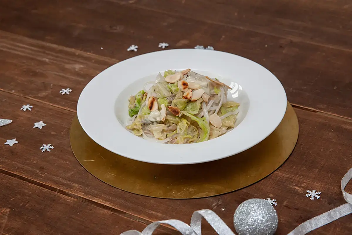 Tagliatelle di riso con crema di cavolo verza, Gorgonzola Dop e lamelle di mandorle Tagliatelle di riso con crema di cavolo verza e Gorgonzola Dop