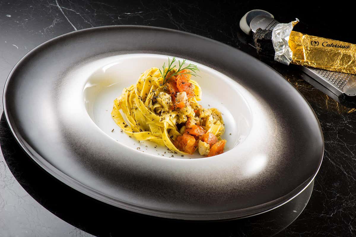 Tagliatelle di pasta fresca, ragù di pesci bianchi di mare e bottarga di caviale Calvisius Ristorante Capriccio a Manerba: mamma e figlia sotto una buona stella… Michelin!
