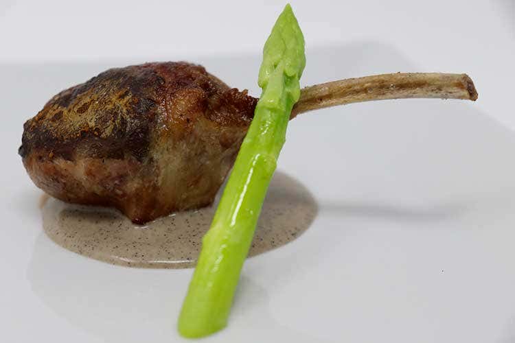 Costoletta di Agnello Gallese Igp, asparago e tartufo nero - Taglienti ai fornelli per esaltare la qualità dell'Agnello gallese Igp