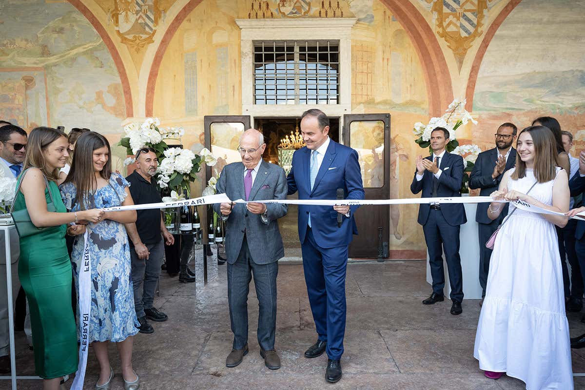 Taglio del nastro Gino con Matteo Lunelli I 120 anni di Ferrari Spumanti, bollicine che hanno fatto la storia