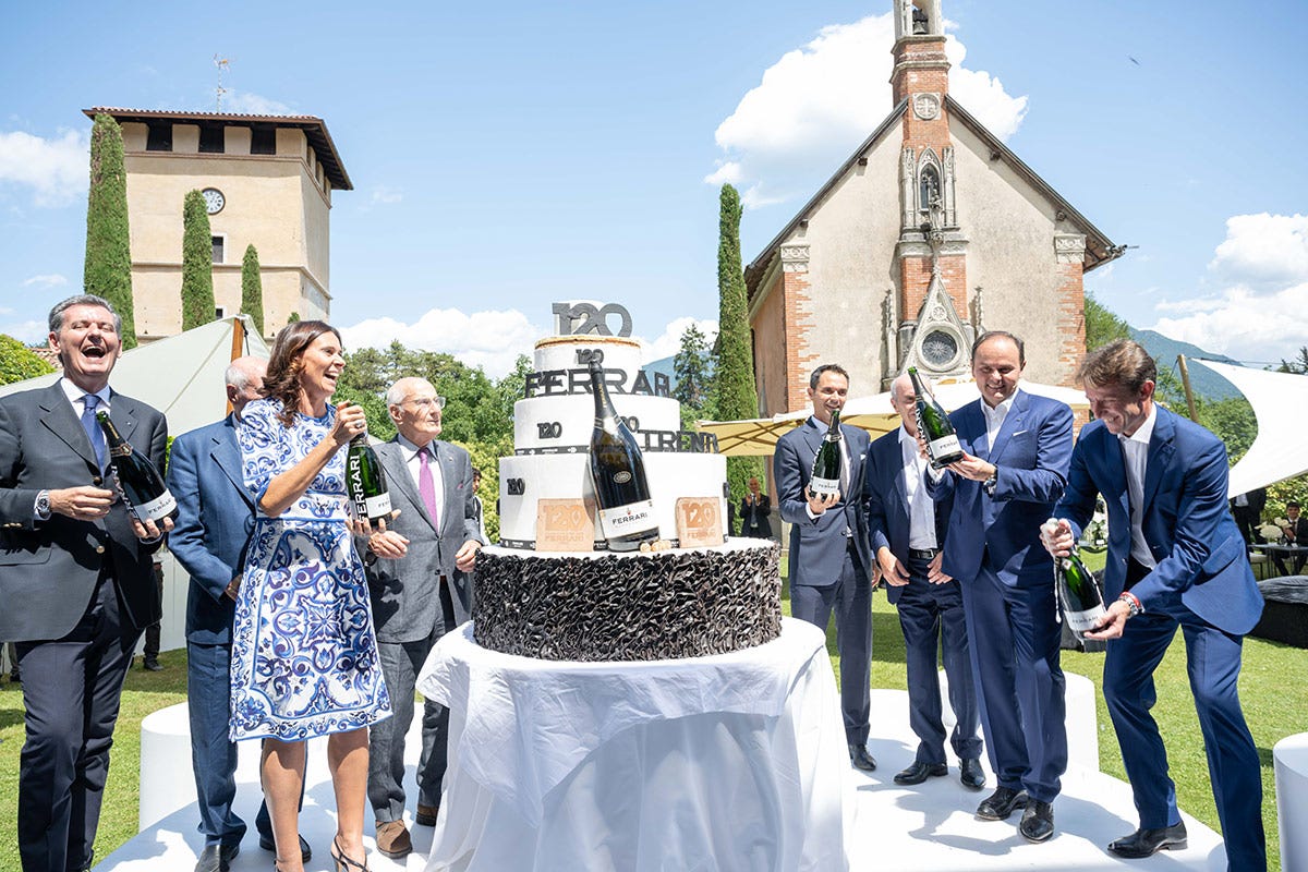 Taglio della torta e brindisi per i 120 anni di Ferrari Trento I 120 anni di Ferrari Spumanti, bollicine che hanno fatto la storia