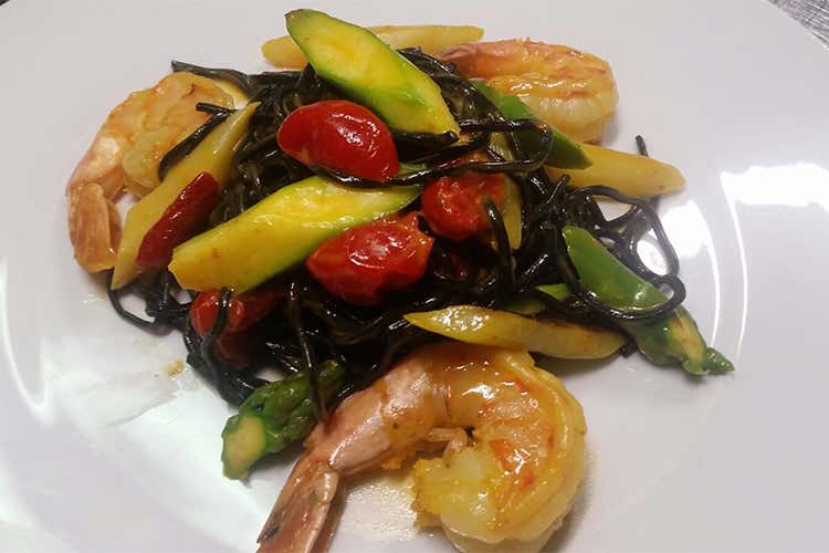 Tagliolini al nero di seppia con gambero, asparagi e zafferano Tagliolini al nero di seppia con gambero, asparagi e zafferano