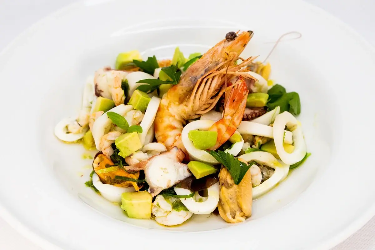 Tagliolini alla Matriciana gialla di ventresca di tonno Il mare al centro di Roma: La Rosetta diventa anche Café Oyster bar