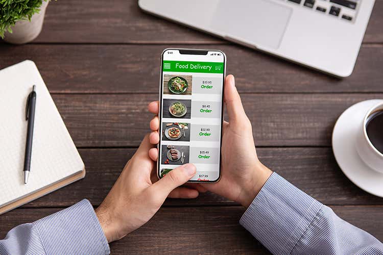 Con un +56% nel 2019, il servizio delle consegne a domicilio attraverso l’uso di app dedicate è in forte ascesa - Take away, boom del delivery Spopola anche in quarantena