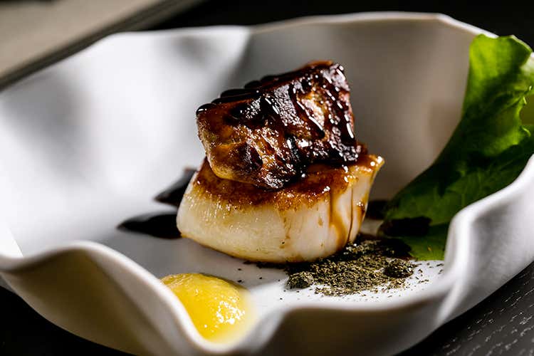 Cappasanta, foie gras fresco d'anatra, ridotto di coca cola - A Roma raddoppia VigliettiEcco Taki Off, tra Liguria e Oriente