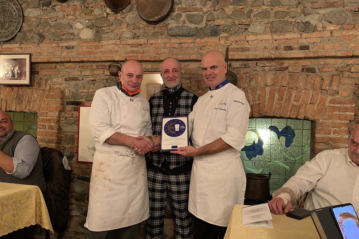 Antonio e Donato Consonni ricevono la targa Euro-Toques dal presidente Derflingher Ripartenza e sostenibilità nella ristorazione