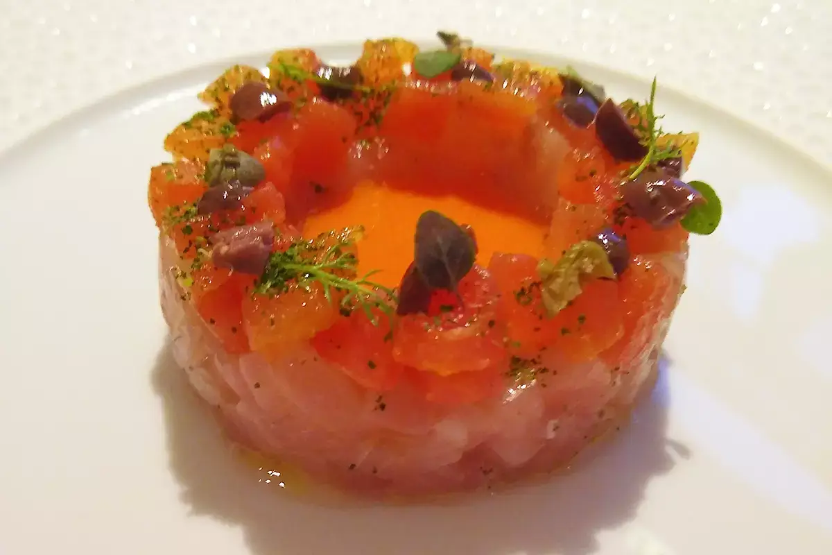 Tartara di ricciola La Costiera Amalfitana nel piatto al Grand Hotel Convento