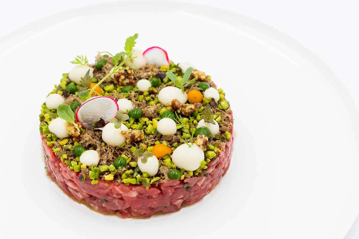 Tartare di Manzo autunnale La cerca e cavatura del tartufo patrimonio culturale Unesco