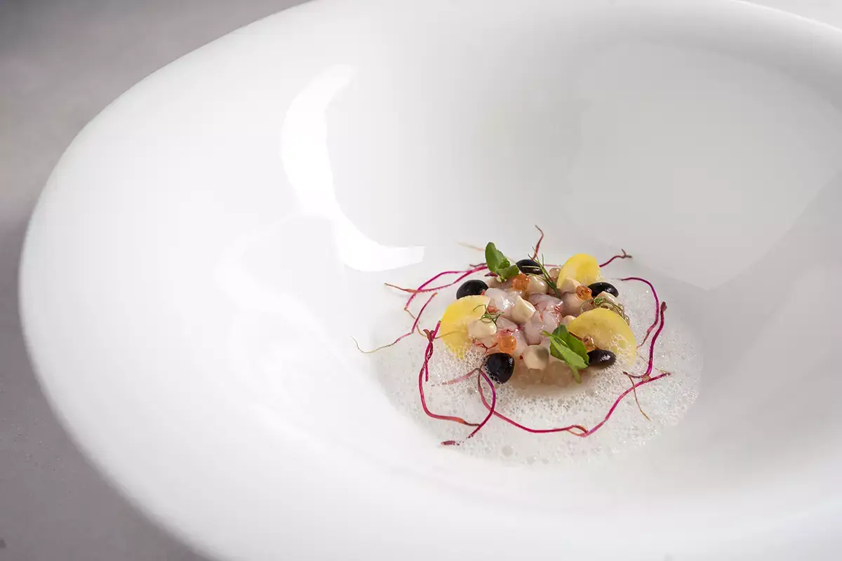 Tartare di gamberi, Pioppini, Barbabietole gialle,  Caviale di trota, Maionese ai gamberi Quellenhof Luxury Resort Lazise, la dolce vita sul lago