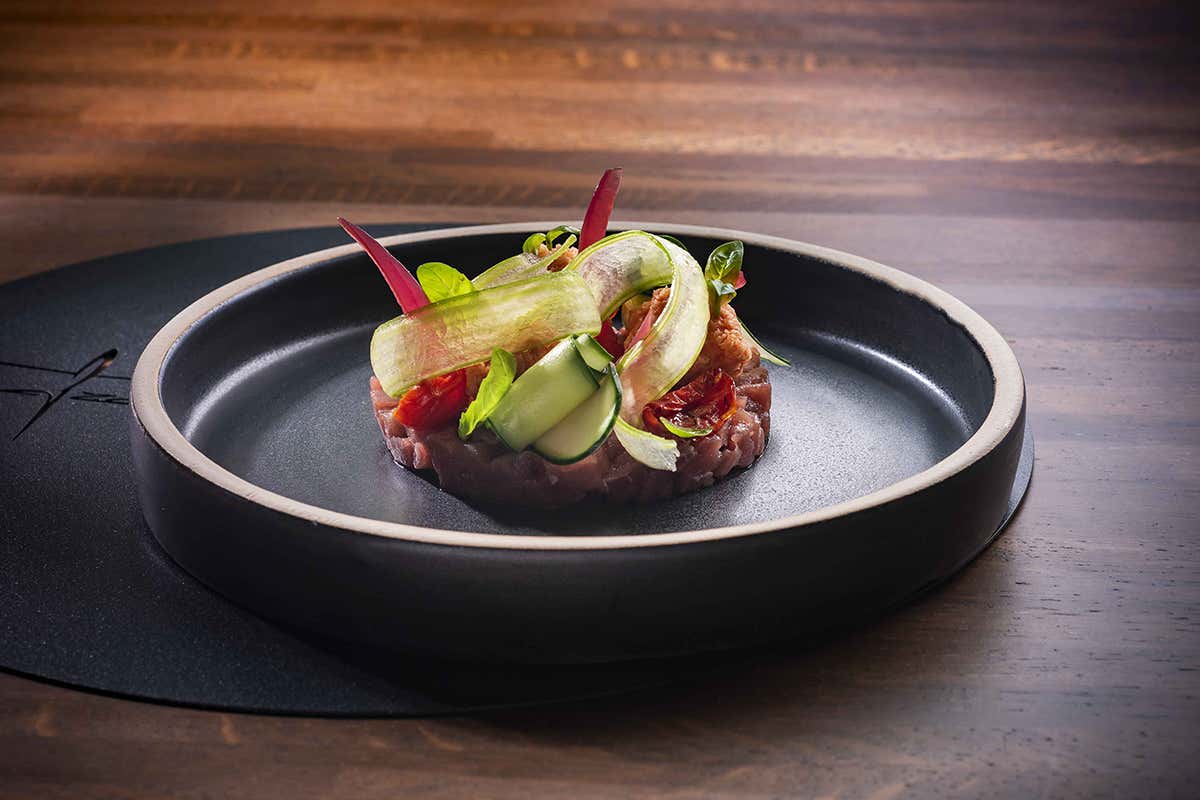 Tartarre di tonno e panzanella di pane Civraxiu Gustare la Sardegna stando a Milano? Riapre Frades Porto Cervo