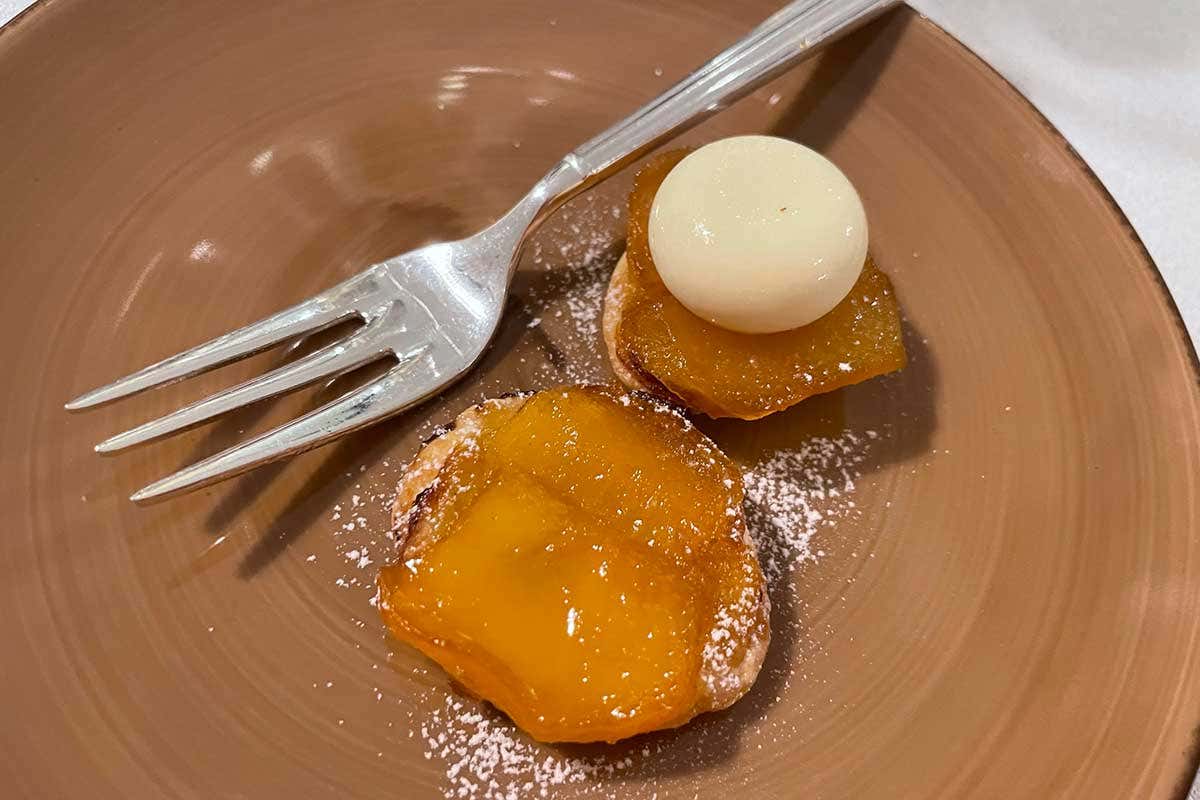 Tarte Tatin (mela, cipolla, gelato di Trentingrana) Scoprire l’alta cucina attraverso la verdura grazie a Peter Brunel