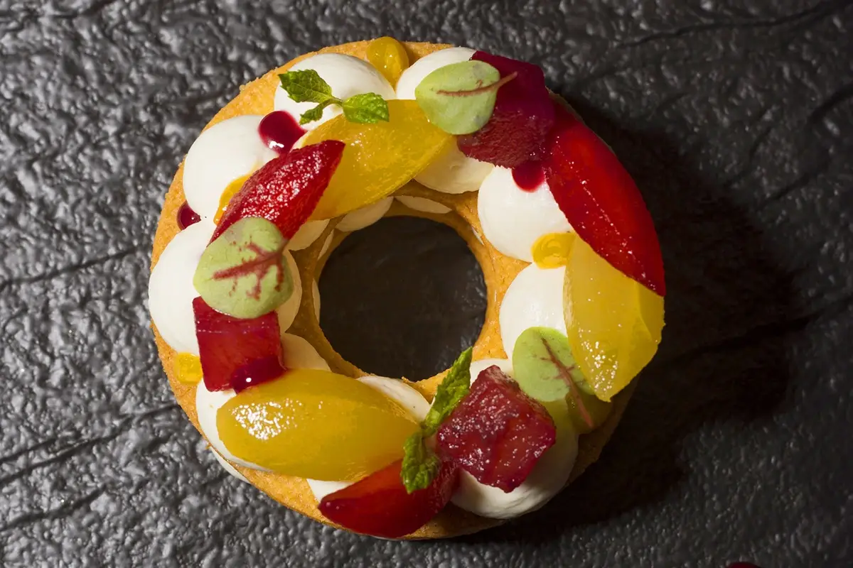 Tarte 63-Sablè alla vaniglia con cream cheese e frutti in osmosi Due cuochi sono meglio di uno? Al Banchina 63 di Roma sembra proprio di sì!