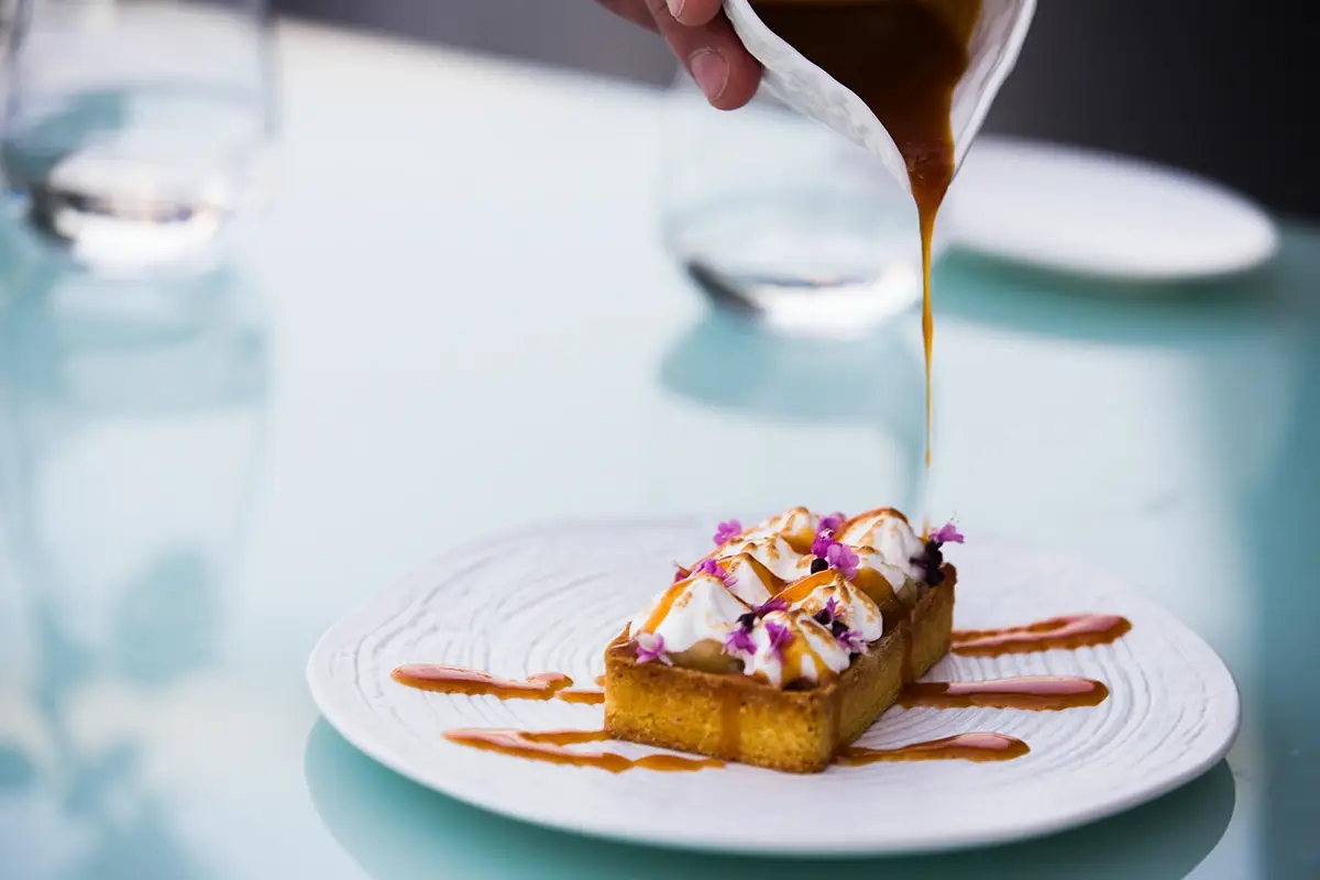 Tartelletta alle mele, mandorle e caramello salato Ristorante o locale? Tutte e due! Ecco il segreto dell’Hi-Res
