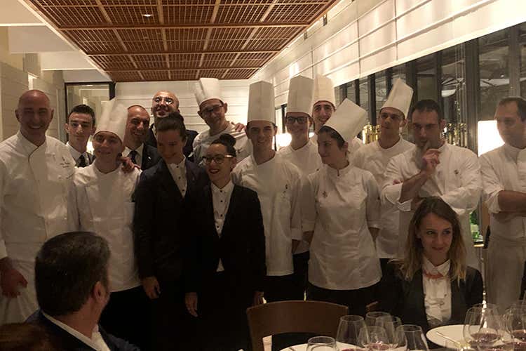 Lo staff de La Veranda con Fabrizio Borraccino (Tartufi e Sangiovese al Four Seasons di Milano) Lo staff de La Veranda con Fabrizio Borraccino (Tartufi e Sangiovese al Four Seasons di Milano)