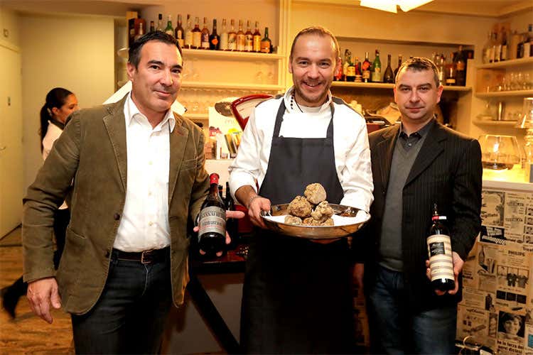 Riccardo Zatelli, Giovanni D'Auria e Attilio Tortora - Tartufo d'Alba e Barolo Fontanafredda Una combo vincente da “Giò” a Seriate Riccardo Zatelli, Giovanni D'Auria e Attilio Tortora - Tartufo d'Alba e Barolo Fontanafredda Una combo vincente da “Giò” a Seriate
