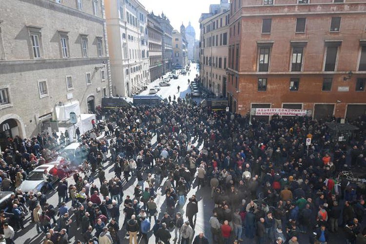 Tassisti fermi da Roma a Milano  Protesta contro la sanatoria pro Uber