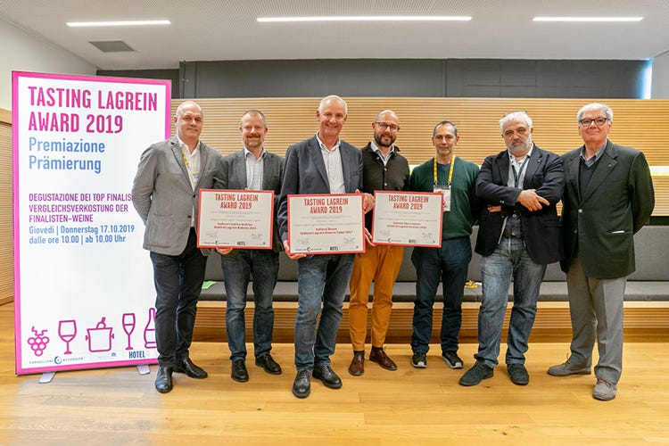 Foto di gruppo dei vincitori (foto Marco Parisi) (Tasting Lagrein 2019 Sul podio tre aziende altoatesine)