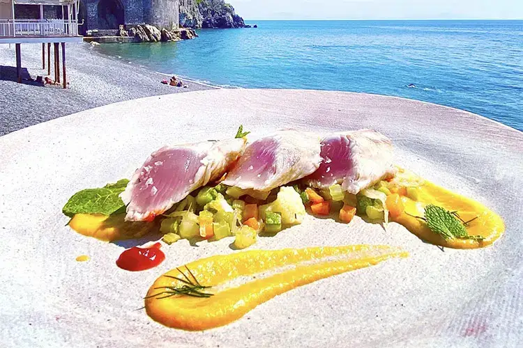 Tataki di palamita, caponata di verdure con salsa carpione e composta peperoni piccanti Tataki di palamita, caponata di verdure con salsa carpione
