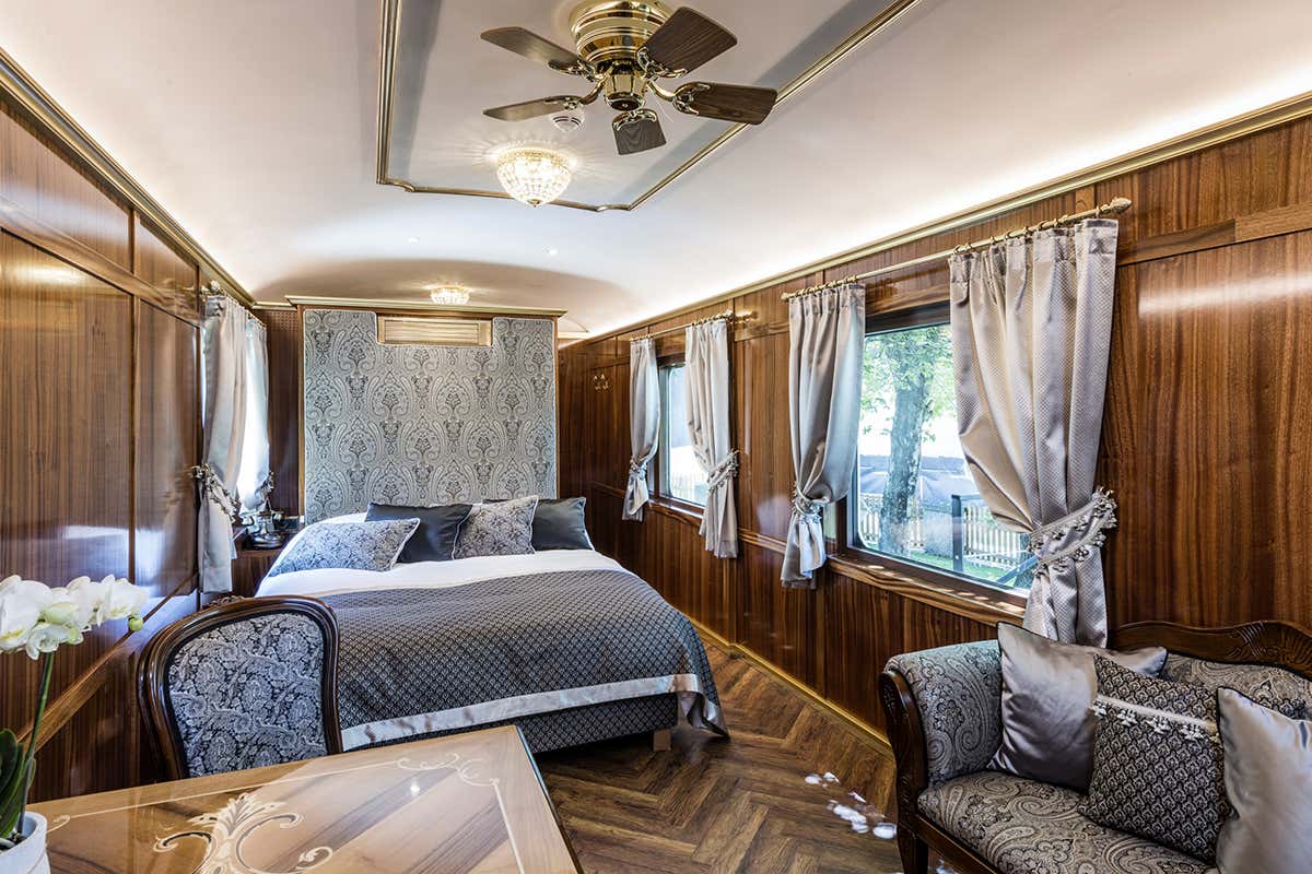 L'esclusiva ed originale suite a tema ferroviario del Lener Express a Campo di Trens: un perfetto connubio tra il fascino d'epoca delle boiserie in legno pregiato e i moderni comfort di lusso