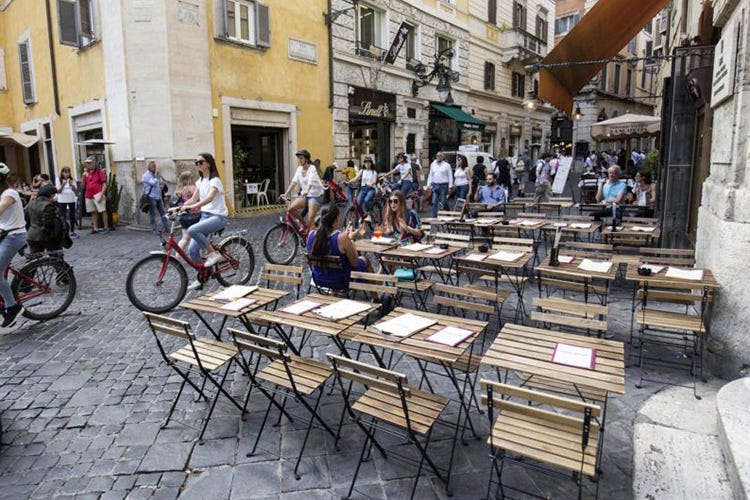 Tavolini fuori, a Roma troppi vincoli 2.500 locali rischiano di chiudere