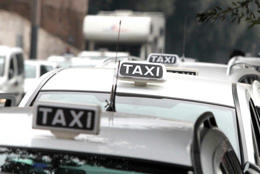 Lupi: «Uber è in contrasto con la legge» 
Ma la battaglia dei taxi è tutta da fare